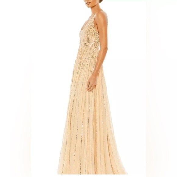 Mac Duggal 10700 NWT Sequin Plunge Neck Gown - Picture 3 of 8